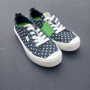 New Womens Size 6 Cariuma Shoes